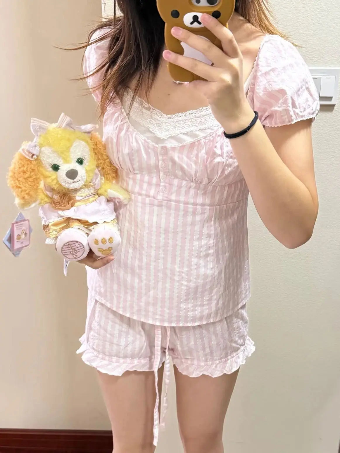 Conjunto de verano para mujer de 2 piezas, compuesto por una blusa de cuadros rojos con mangas abullonadas y detalle de amarre, acompañada de shorts de algodón con botones y cintura elástica. Fresco, cómodo y perfecto para un look femenino y moderno.