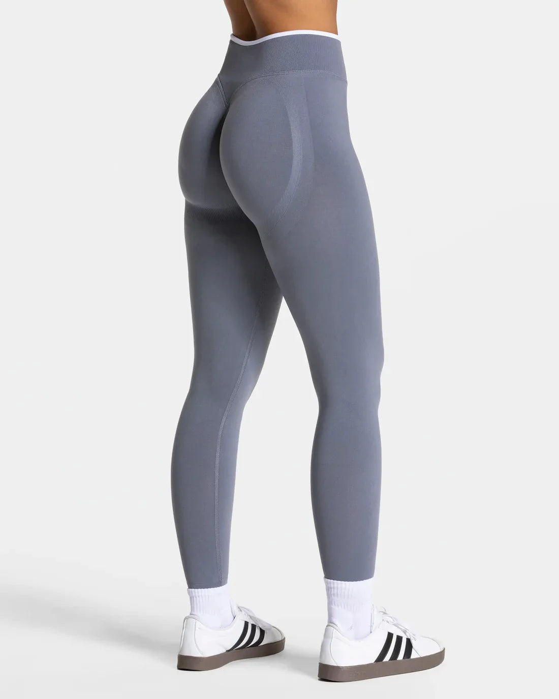 Nuevos leggings deportivos para mujer con diseño de bloques de color. Confección sin costuras, tejido de punto, cintura alta y efecto realce de glúteos. Ideales para yoga, gimnasio y entrenamientos, con detalle de borde blanco.