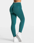 Nuevos leggings deportivos para mujer con diseño de bloques de color. Confección sin costuras, tejido de punto, cintura alta y efecto realce de glúteos. Ideales para yoga, gimnasio y entrenamientos, con detalle de borde blanco.