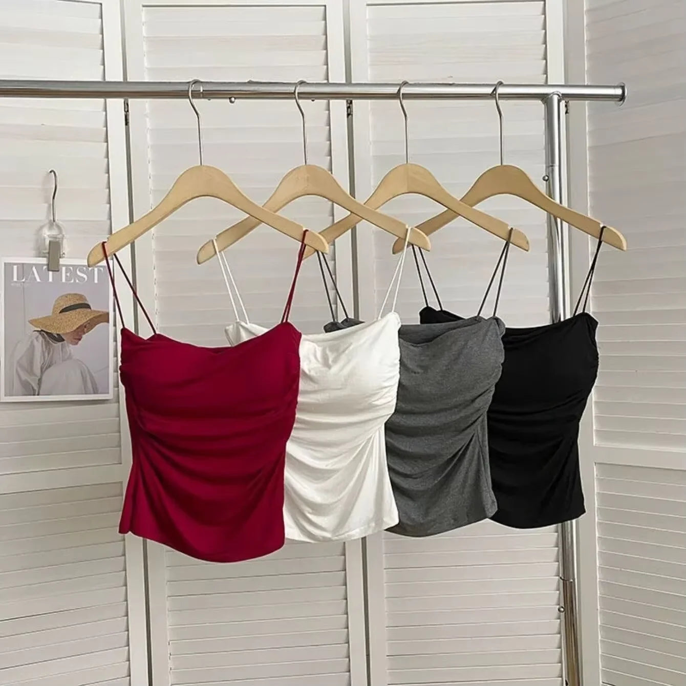 Top halter para mujer con sujetador integrado y tejido elástico. Ideal para la playa, el uso diario y looks casuales. Diseño de verano inspirado en la moda coreana, cómodo, moderno y en tendencia.