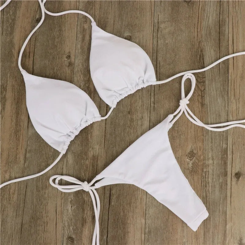 Bikini de dos piezas para mujer con top triangular. Diseño con atado tipo halter ajustable. Incluye braguita tipo tanga, ideal para playa y verano. Estilo moderno y sensual para beachwear.